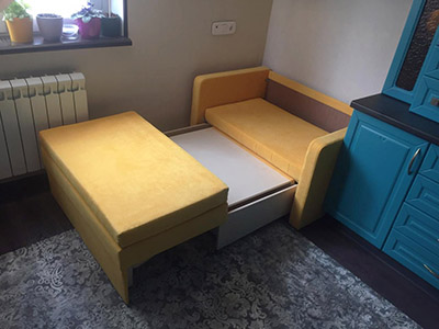 Удобный спальный диванчик для кухни Танго-3 Д-100 желтого цвета